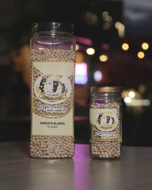 Frasco grande y frasco pequeño de pimienta blanca entera, en grano
