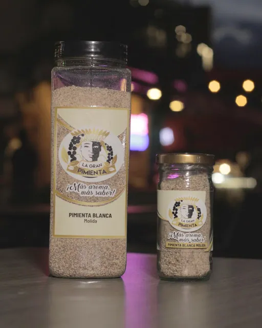 Frasco grande y frasco pequeño de pimienta blanca molida