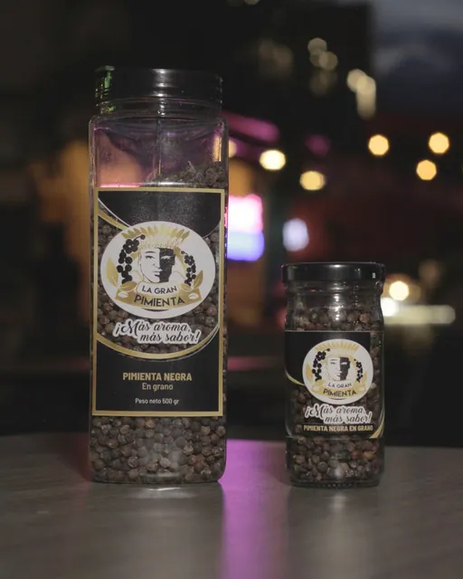 Frasco grande y frasco pequeño de pimienta negra entera, en grano