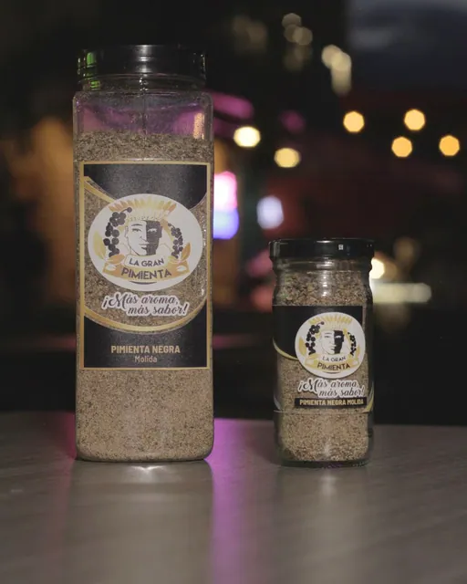 Frasco grande y frasco pequeño de pimienta negra molida