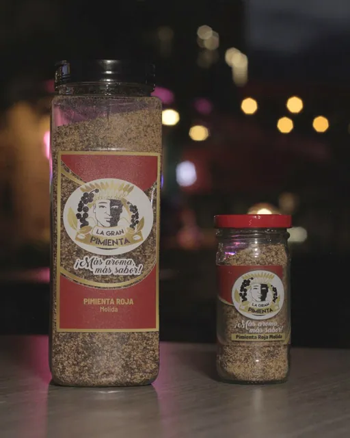Frasco grande y frasco pequeño de pimienta roja molida