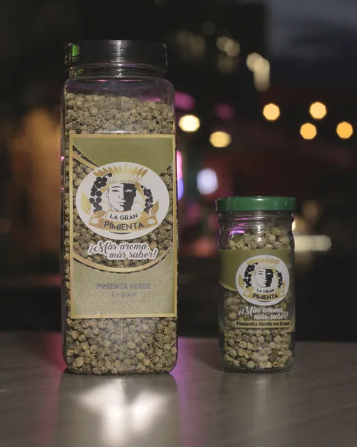 Frasco grande y frasco pequeño de pimienta verde entera, en grano