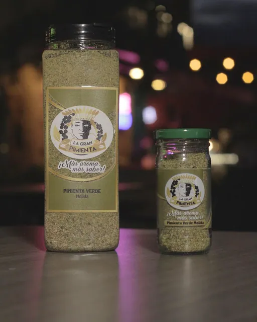 Frasco grande y frasco pequeño de pimienta verde molida